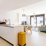 Apartment Bayside Luxury Steps From The Beach-stylish Near Pool & Shops Estepona