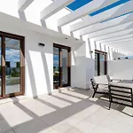 Apartment Bayside Luxury Steps From The Beach-stylish Near Pool & Shops *