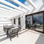 Apartment Bayside Luxury Steps From The Beach-stylish Near Pool & Shops