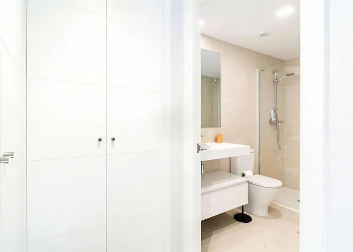 Bayside Luxury Steps From The Beach-stylish Near Pool & Shops Lejlighed Estepona