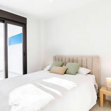 Bayside Luxury Steps From The Beach-stylish Near Pool & Shops Estepona