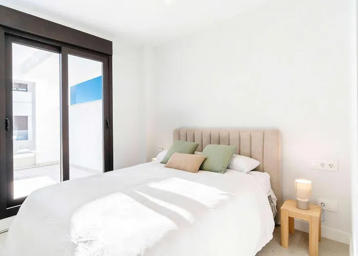 Bayside Luxury Steps From The Beach-stylish Near Pool & Shops Estepona