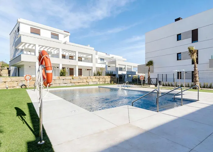 Bayside Luxury Steps From The Beach-stylish Near Pool & Shops Estepona